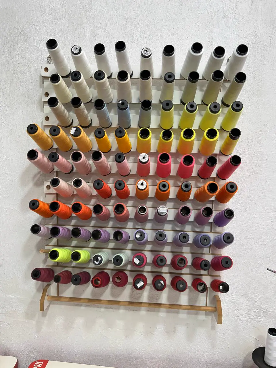 Parede de cones de linha em tons quentes